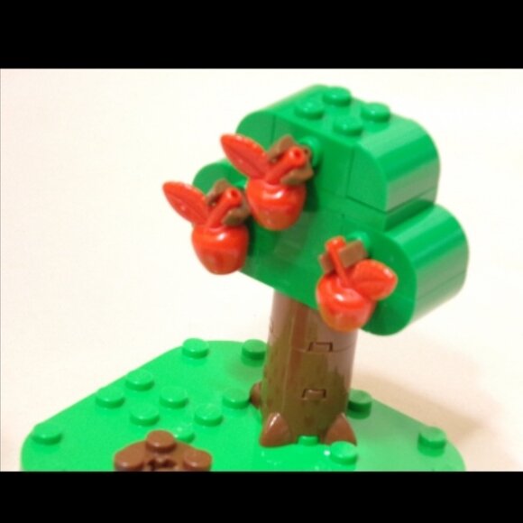 LEGO Animal Crossing Small Yard Set 77049 Balloon Present Apple Tree Bell & More - Picture 3 of 8